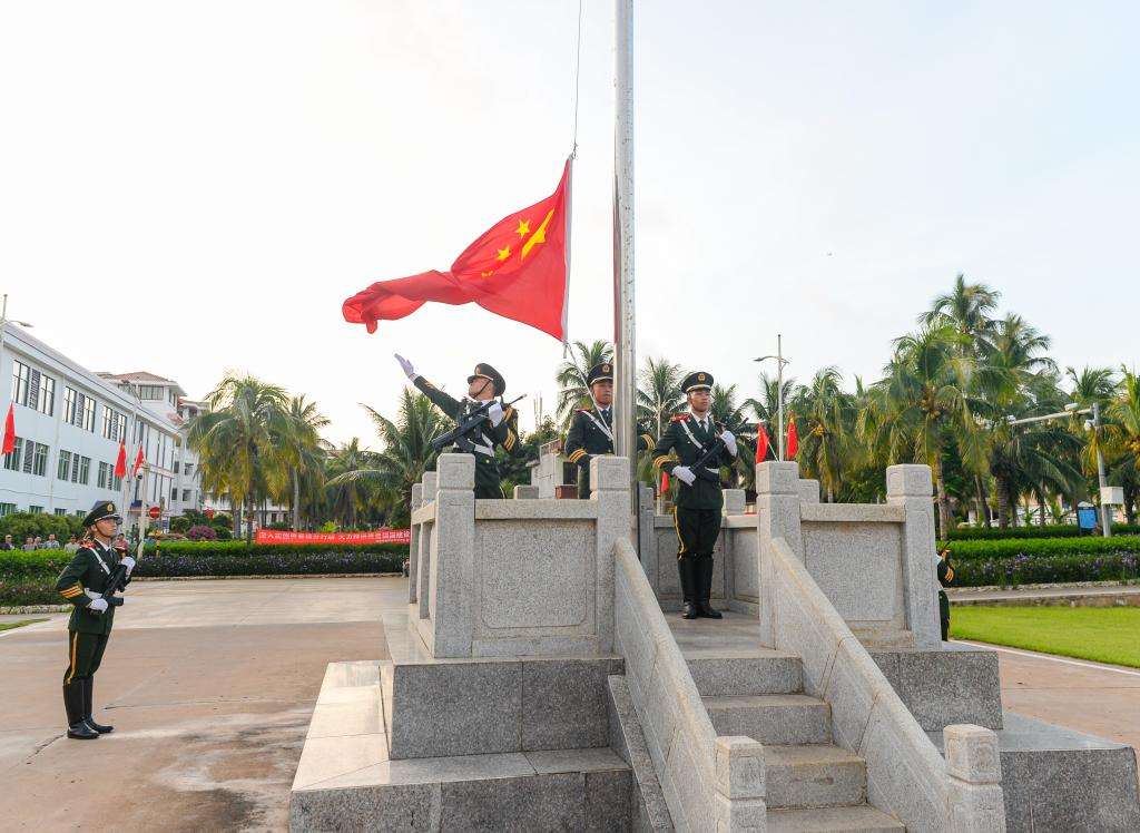 每一颗心，都向着五星红旗澎湃——各地群众欢度国庆综述(图2)
