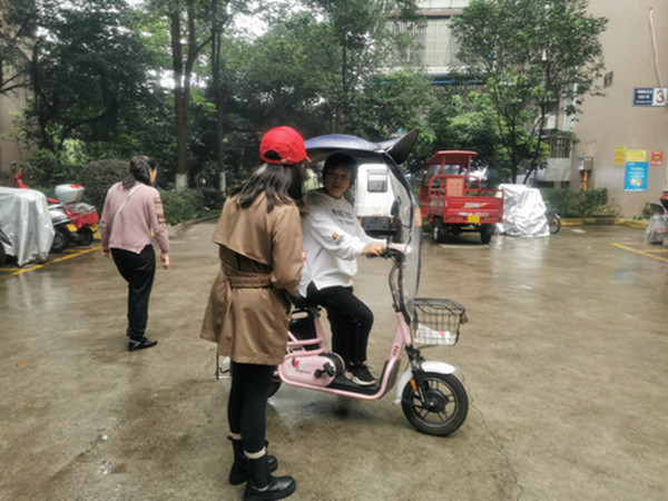 泸州消防联合志愿者开展电动车消防安全宣传(图3)